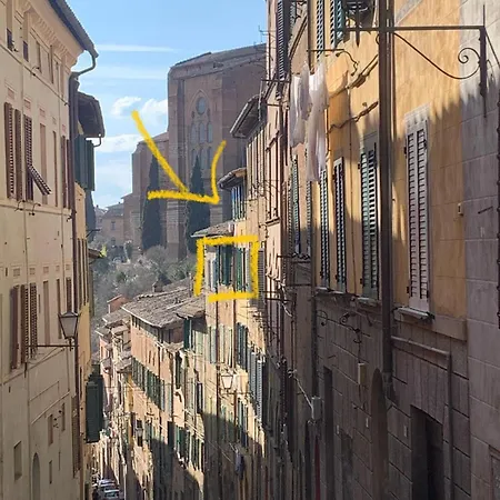 A Due Passi Da Piazza Σιένα