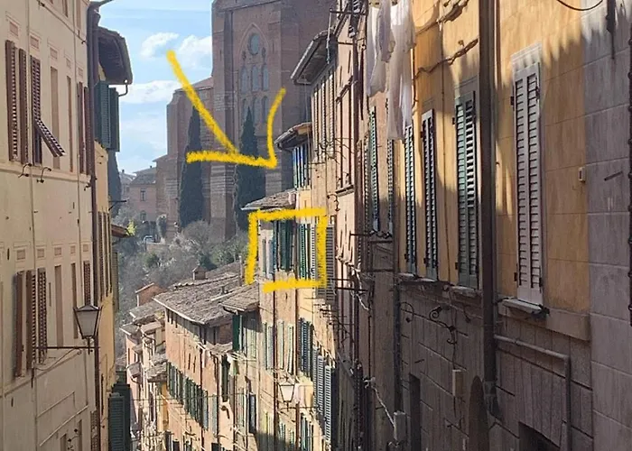 A Due Passi Da Piazza Σιένα